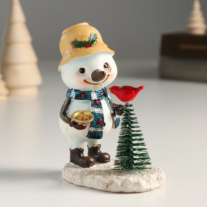 Сувенир полистоун "Снеговичок с чашкой на голове, кормит птичку у ёлки" 9,5х6х11 см   9488444