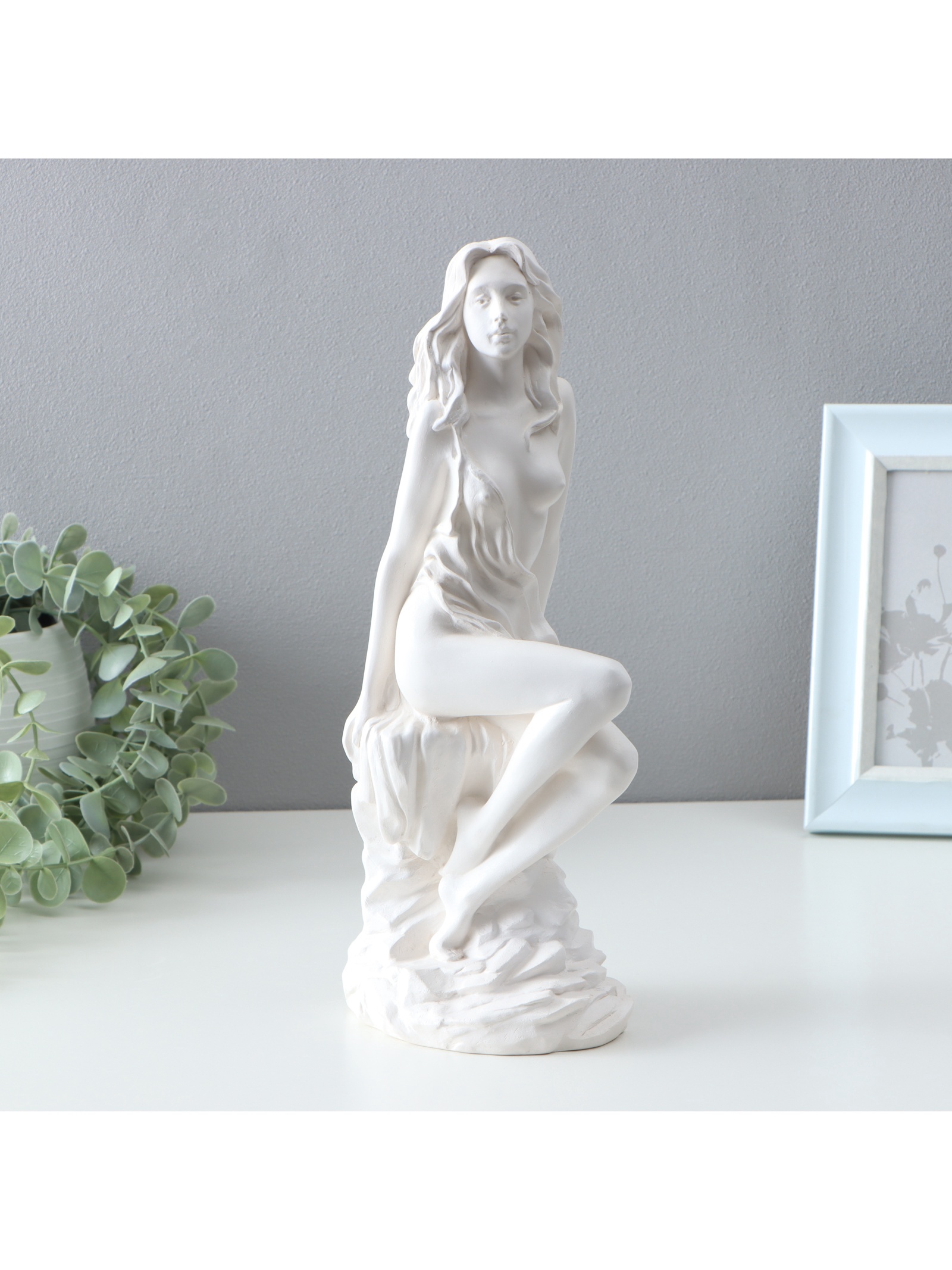 Фигура "Девушка на скале", белая, 32см. 1079151
