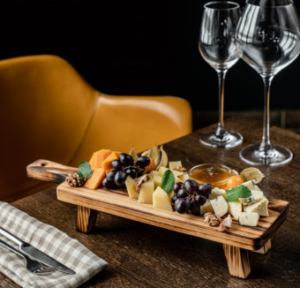 Доска разделочная, для подачи на ножках Mаgistrо, с ручкой 38×10,5×6,5см. 6032976