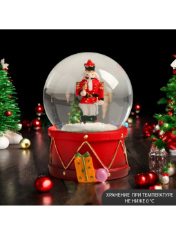 Сувенир полистоун водяной шар "Щелкунчик у ёлки" 7х8х9 см   9472960