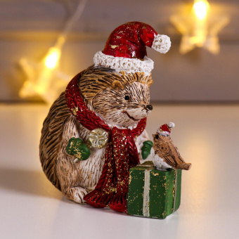 Сувенир "Ёжик в красном колпак и шарфе, с подарком и птичкой"  6343784