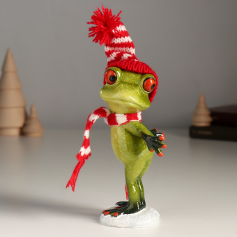 Сувенир "Лягуха в шапочке и шарфике готовится упасть в снег" 8,2х6,5х18 см 10326584